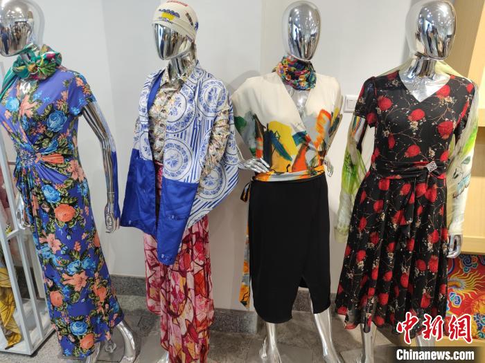普崎數(shù)碼展示的數(shù)碼打印服飾?！「碉w揚 攝