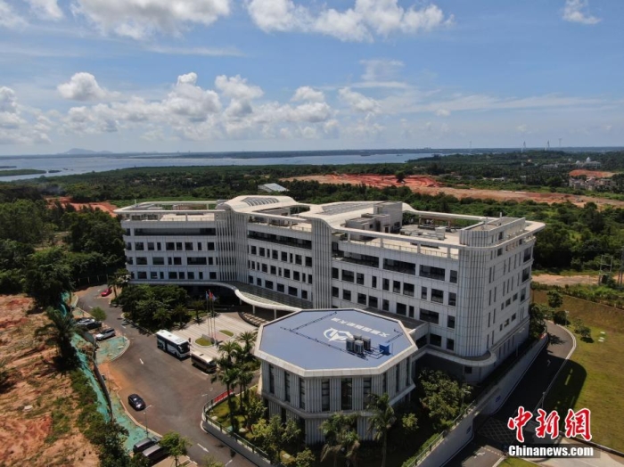 6月26日，航拍海南文昌國際航天城產(chǎn)業(yè)服務(wù)中心。海南文昌國際航天城成立于2020年。成立以來，文昌國際航天城聚焦航天主業(yè)，創(chuàng)新龍頭企業(yè)招商、新型研發(fā)機構(gòu)招商、應(yīng)用場景招商、產(chǎn)業(yè)鏈招商、政策招商、基金招商模式，加快推進航天城發(fā)射區(qū)、高新區(qū)、旅游區(qū)“三區(qū)”聯(lián)動發(fā)展，加快培育火箭鏈、衛(wèi)星鏈、數(shù)據(jù)鏈“三鏈”產(chǎn)業(yè)同構(gòu)，探索發(fā)展“航天+”產(chǎn)業(yè)，在投融資、土地保障、功能性項目和產(chǎn)業(yè)項目落地等方面取得重大進展。<a target='_blank' href='/'>中新社</a>記者 蔣啟明 攝