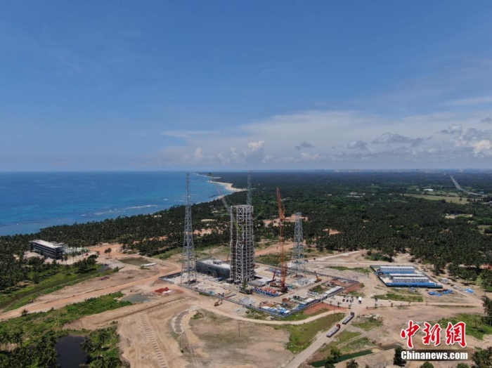 6月26日，航拍建設(shè)中的海南商業(yè)航天發(fā)射場。海南文昌國際航天城成立于2020年。成立以來，文昌國際航天城聚焦航天主業(yè)，創(chuàng)新龍頭企業(yè)招商、新型研發(fā)機構(gòu)招商、應(yīng)用場景招商、產(chǎn)業(yè)鏈招商、政策招商、基金招商模式，加快推進航天城發(fā)射區(qū)、高新區(qū)、旅游區(qū)“三區(qū)”聯(lián)動發(fā)展，加快培育火箭鏈、衛(wèi)星鏈、數(shù)據(jù)鏈“三鏈”產(chǎn)業(yè)同構(gòu)，探索發(fā)展“航天+”產(chǎn)業(yè)，在投融資、土地保障、功能性項目和產(chǎn)業(yè)項目落地等方面取得重大進展。<a target='_blank' href='/'>中新社</a>記者 蔣啟明 攝