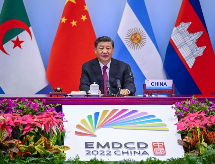2022年6月24日晚，國家主席習(xí)近平在北京以視頻方式主持全球發(fā)展高層對話會并發(fā)表題為《構(gòu)建高質(zhì)量伙伴關(guān)系 共創(chuàng)全球發(fā)展新時代》的重要講話。（圖源：新華社）