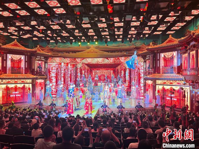 6月29日，西安大唐芙蓉園內(nèi)游客正在觀看表演。　李一璠 攝