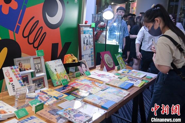6月29日，香港貿(mào)易發(fā)展局舉行記者會(huì)宣布，第33屆“香港書(shū)展”將于7月19日至7月25日在香港會(huì)議展覽中心舉行，并將以“兒童及青少年文學(xué)”作為年度主題，同期設(shè)有“香港運(yùn)動(dòng)消閑博覽”及“零食世界”，三大活動(dòng)預(yù)計(jì)約有760家展商參與。圖為記者會(huì)上展示的書(shū)籍。 <a target='_blank' href='/'>中新社</a>記者 陳永諾 攝
