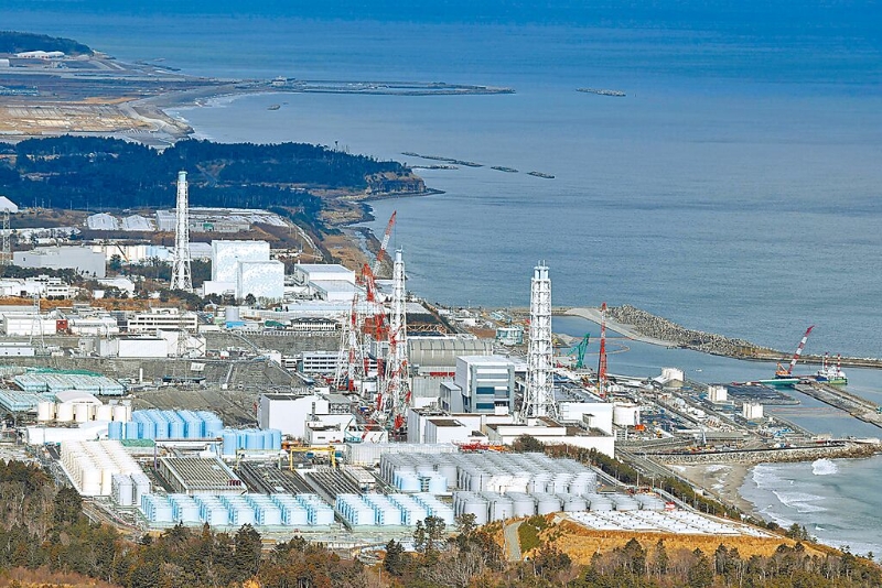 日本政府決定，福島第一核電站核污水經(jīng)過濾并稀釋后，將排入大海。圖為福島第一核電站和核污水儲(chǔ)水罐。(新華社).jpg