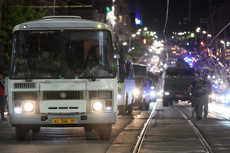 6月24日，在俄羅斯頓河畔羅斯托夫，“瓦格納”組織車隊駛過。（圖源：新華社）