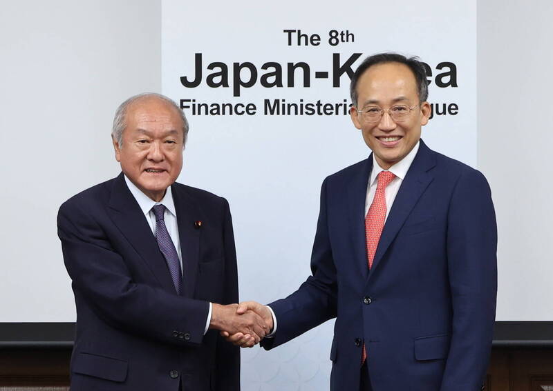 日本財務(wù)大臣鈴木俊一（左）與韓國副總理兼企劃財政部長官秋慶鎬。（圖源：歐新社）
