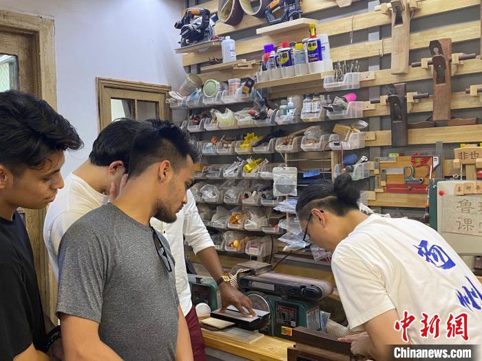 多國“Z世代”青年揚州探尋歷史變遷?！〈藜衙?攝