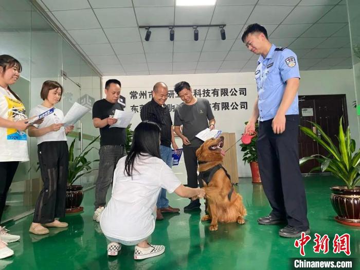 圖為民警帶毛毛出“任務(wù)”，毛毛成為“團(tuán)寵”?！【?供圖