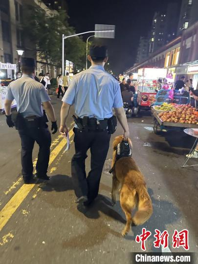 圖為民警帶毛毛走進(jìn)大街小巷進(jìn)行反詐宣傳?！【?供圖