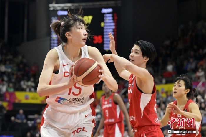 北京時(shí)間7月2日，中國(guó)女籃在2023女籃亞洲杯決賽中以73:71擊敗衛(wèi)冕冠軍日本隊(duì)，時(shí)隔12年后重獲亞洲杯冠軍。圖為中國(guó)隊(duì)韓旭(白衣15號(hào))在比賽中。圖/視覺(jué)中國(guó)