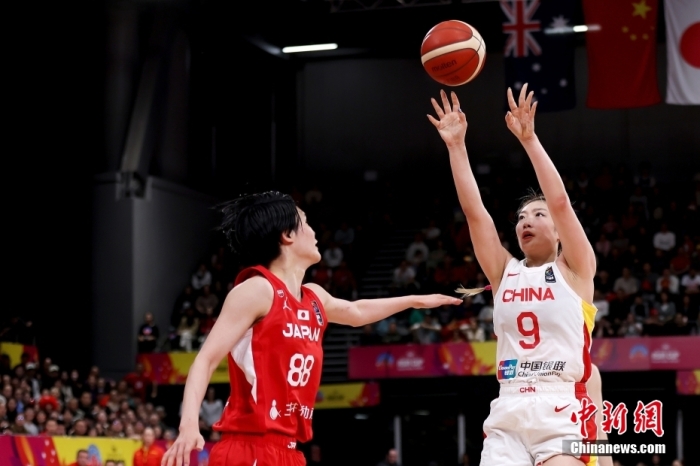 北京時(shí)間7月2日，中國(guó)女籃在2023女籃亞洲杯決賽中以73:71擊敗衛(wèi)冕冠軍日本隊(duì)，時(shí)隔12年后重獲亞洲杯冠軍。圖為中國(guó)隊(duì)李夢(mèng)(白衣9號(hào))投籃。圖/視覺(jué)中國(guó)