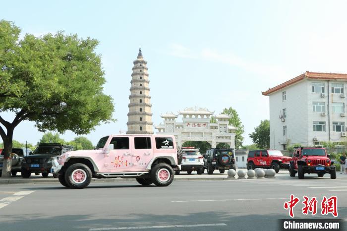 車(chē)隊(duì)正駛出景縣景州塔廣場(chǎng)?！顜?　攝