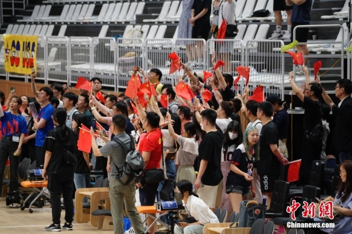 圖為中國(guó)隊(duì)球迷慶祝勝利。<a target='_blank' href='/'>中新社</a>記者 劉旭 攝