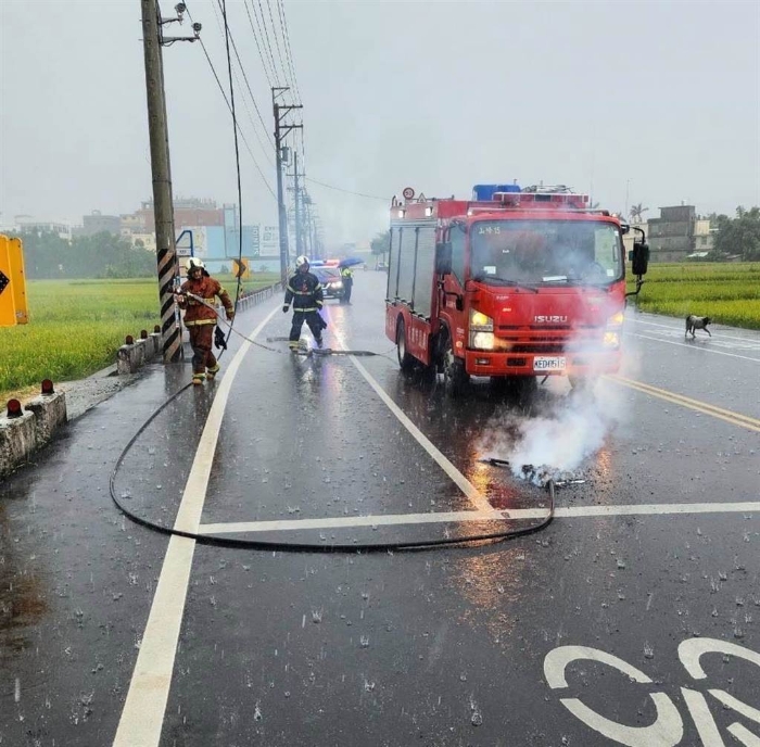 桃園平鎮(zhèn)一處電線2日下午遭雷擊，斷裂掉落路面起火