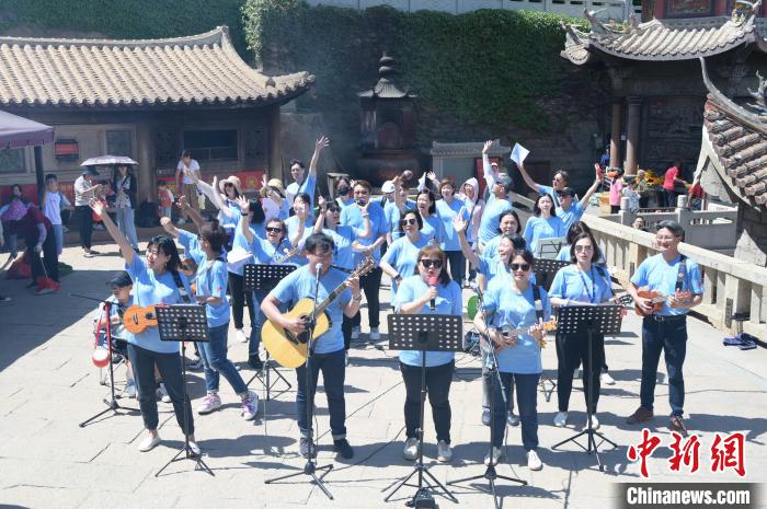 歌聲在湄洲媽祖祖廟天后宮前廣場響起。　 高亞成 攝