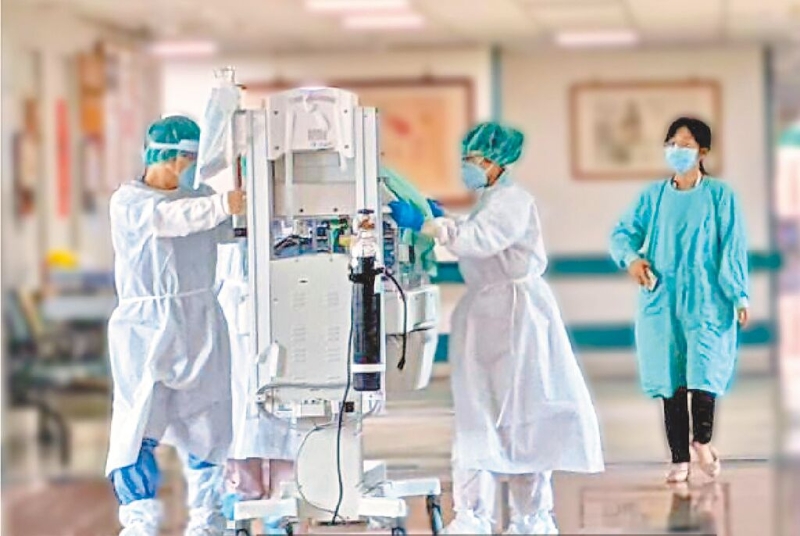 圖為孕婦緊急剖腹產(chǎn)后，由小兒科醫(yī)師接手新生兒至加護病房觀察。（圖源：臺灣《中國時報》）