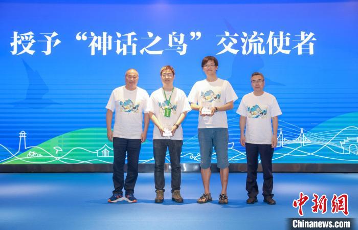 洪崇航和丁鵬被授予“神話之鳥”交流使者。　鄭杰供圖