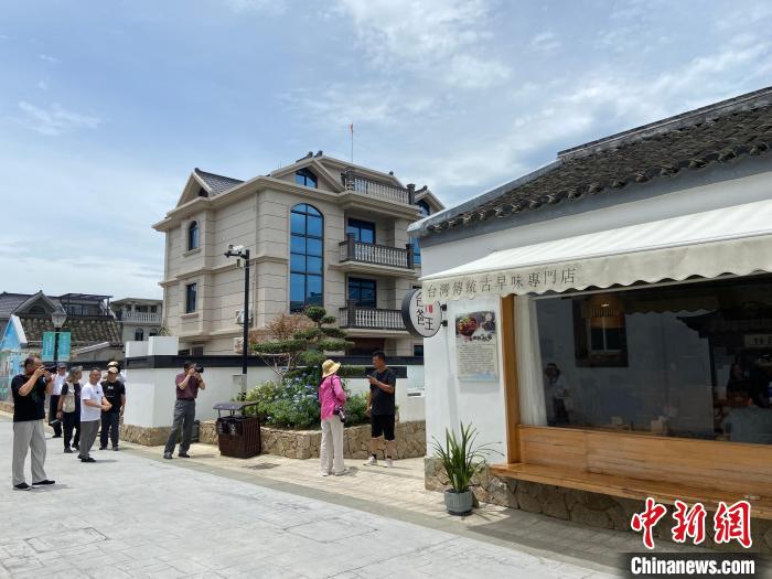 采風團走進舟山鄉(xiāng)村。　林波 攝