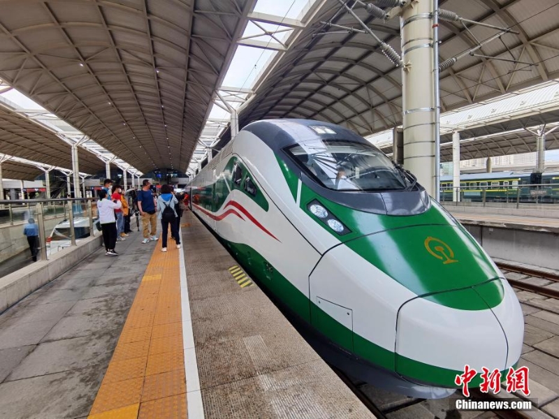 7月1日，時(shí)速160公里的“復(fù)興號(hào)”動(dòng)車(chē)組列車(chē)駛?cè)肴L(zhǎng)829公里的青藏鐵路西格段，歷時(shí)5小時(shí)30分鐘，首發(fā)動(dòng)車(chē)組列車(chē)C891抵達(dá)終點(diǎn)站格爾木站，標(biāo)志著青藏鐵路正式進(jìn)入動(dòng)車(chē)時(shí)代。圖為即將駛上青藏鐵路西格段的首發(fā)“復(fù)興號(hào)”動(dòng)車(chē)組列車(chē)。祁增蓓 攝