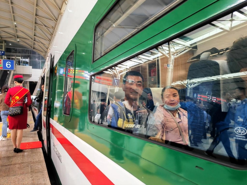7月1日，C891次西寧至格爾木動(dòng)車(chē)組列車(chē)上的乘客等待出發(fā)。新華社記者 王浡 攝