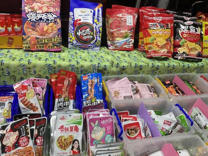 臺(tái)灣夜市中售賣(mài)大陸零食的攤位。來(lái)源：臺(tái)灣《聯(lián)合報(bào)》。