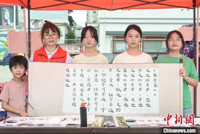 圖為書法作品展示?！￡愐圾Q 攝