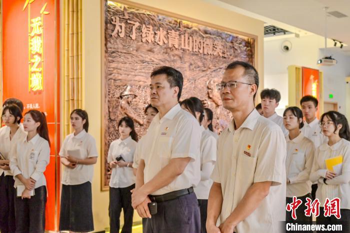 圖為師生們參觀廖俊波先進(jìn)事跡傳習(xí)地?！￡愐圾Q 　攝