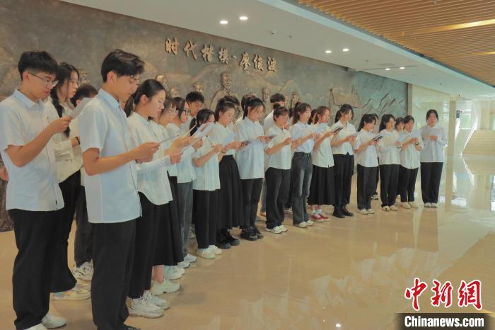 圖為協(xié)和學(xué)院學(xué)生在廖俊波先進(jìn)事跡傳習(xí)地內(nèi)共唱青春贊歌?！￡惔豪?攝
