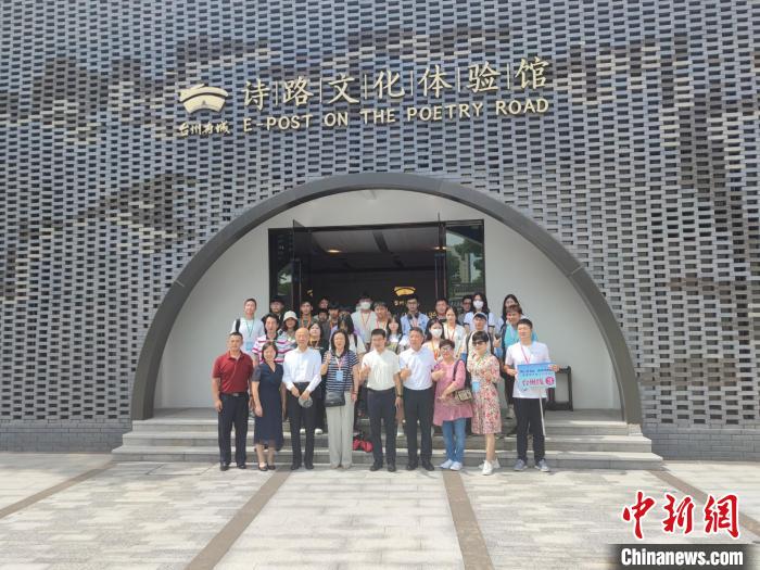 參加活動(dòng)的部分香港青年合影?！「碉w揚(yáng) 攝