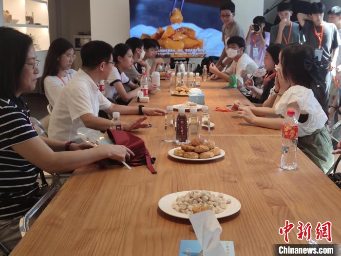 香港青年品嘗臨海小吃?！「碉w揚(yáng) 攝