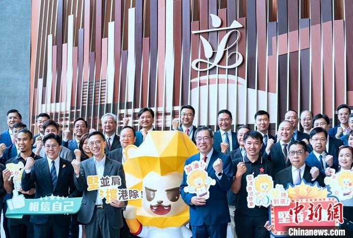 7月5日，香港文化體育及旅游局局長(zhǎng)楊潤(rùn)雄和香港立法會(huì)議員在立法會(huì)綜合大樓為即將出征杭州2022年第19屆亞運(yùn)會(huì)的中國(guó)香港代表團(tuán)加油打氣。 <a target='_blank' href='/'>中新社</a>記者 侯宇 攝
