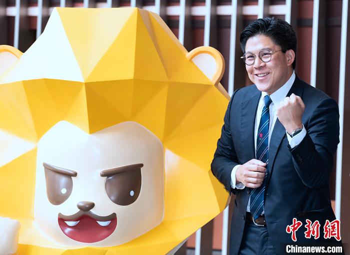 7月5日，香港立法會(huì)議員等在立法會(huì)綜合大樓為即將出征杭州2022年第19屆亞運(yùn)會(huì)的中國(guó)香港代表團(tuán)加油打氣。圖為立法會(huì)議員、中國(guó)香港體育協(xié)會(huì)暨奧委會(huì)副會(huì)長(zhǎng)、本屆亞運(yùn)會(huì)中國(guó)香港代表團(tuán)團(tuán)長(zhǎng)霍啟剛在代表團(tuán)吉祥物獅子“堅(jiān)仔”旁為運(yùn)動(dòng)員加油。 <a target='_blank' href='/'>中新社</a>記者 侯宇 攝