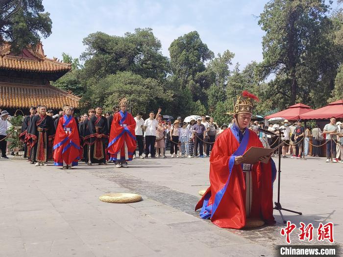 圖為兩岸青年體驗(yàn)祭孔儀式。　楊殿威 攝