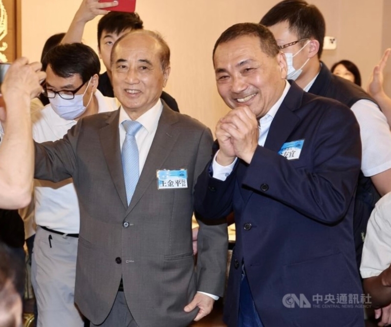 國民黨2024臺灣地區(qū)領(lǐng)導(dǎo)人參選人侯友宜（前右）、臺當(dāng)局立法機(jī)構(gòu)前負(fù)責(zé)人王金平（前左）5日晚間在臺北凱撒大飯店出席“厚友誼民代后援會”成立大會，向眾人致意。（圖源：臺灣“中央社”）