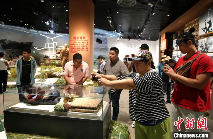 圖為臺(tái)商參觀原子城紀(jì)念館?！⊙Φ?攝