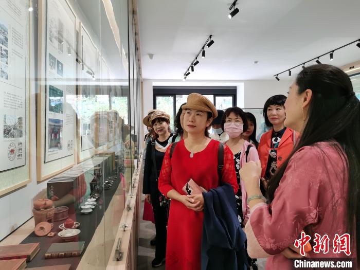 圖為兩岸婚姻家庭代表參觀云南省對(duì)臺(tái)交流基地弘益大學(xué)堂?！『h(yuǎn)航 攝