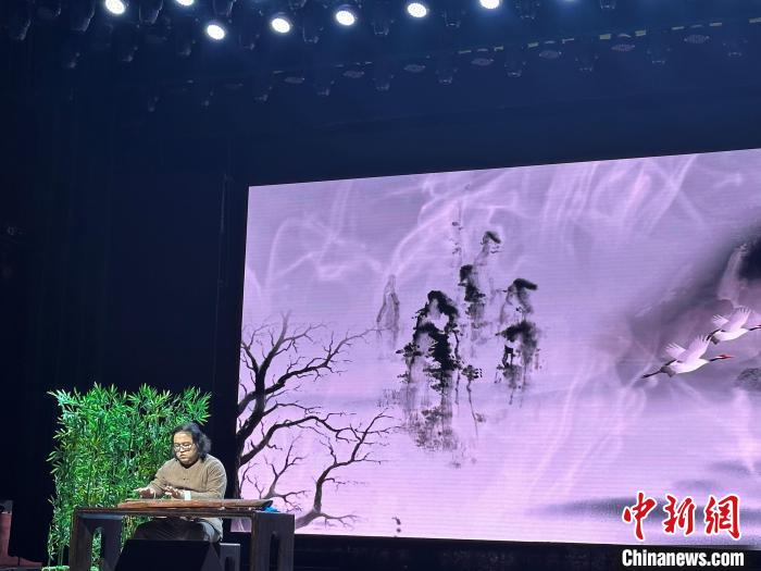 閩派古琴名家陳志強(qiáng)演奏一曲《流水》?！堺惥?攝