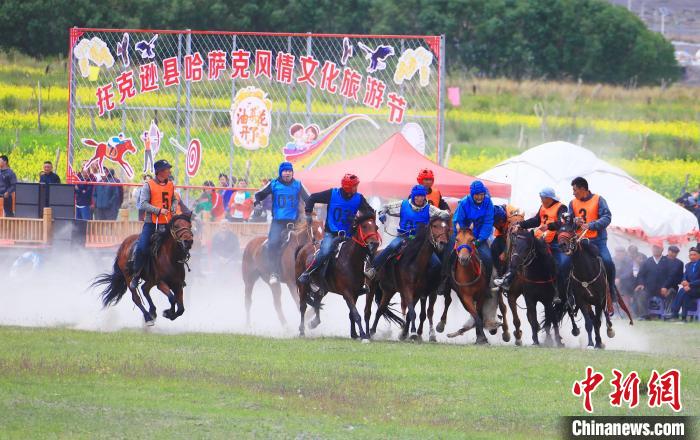 激烈的叼羊賽?！⊥锌诉d縣委宣傳部供圖