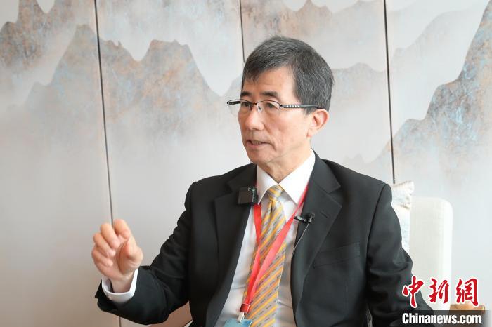 圖為APAGE董事會主席李奇龍接受記者采訪。　重慶海扶供圖