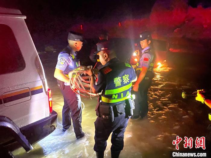 圖為民警為救援做準(zhǔn)備?！埩?攝