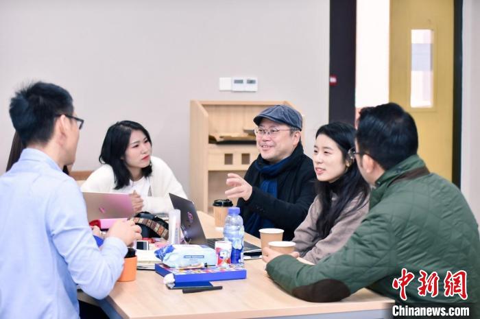 特聘教授葉錦添與學(xué)生討論項目 北京師范大學(xué)未來設(shè)計學(xué)院供圖