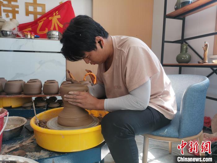 馬氏柴燒第四代傳人馬沛翔在制作陶瓷坯?！⊙Τ切麄鞑?供圖