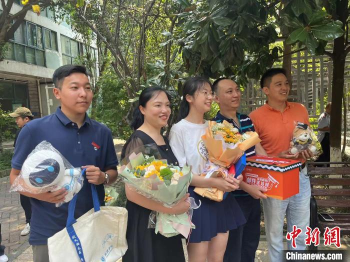 電子科大為趙心怡準(zhǔn)備了公仔?！≠R劭清 攝