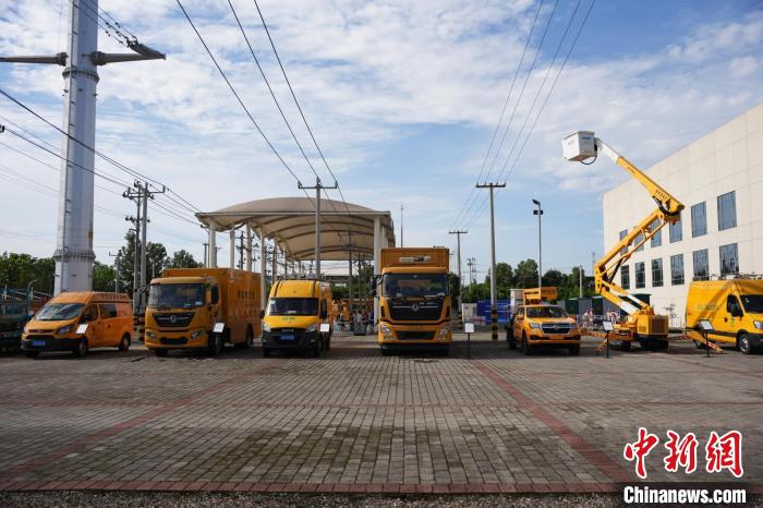 圖為專業(yè)機械裝備區(qū)展示的新型電力特種作業(yè)車?！W(wǎng)重慶經(jīng)濟技術研究院 供圖