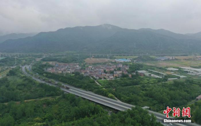 資料圖：浙江杭州，富春江杭州富陽(yáng)段附近公路通達(dá)。<a target='_blank' href='/'>中新社</a>記者 王剛 攝