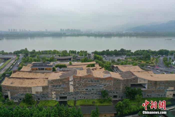 資料圖：浙江杭州，富春江畔的公望美術(shù)館頗具江南特色。<a target='_blank' href='/'>中新社</a>記者 王剛 攝