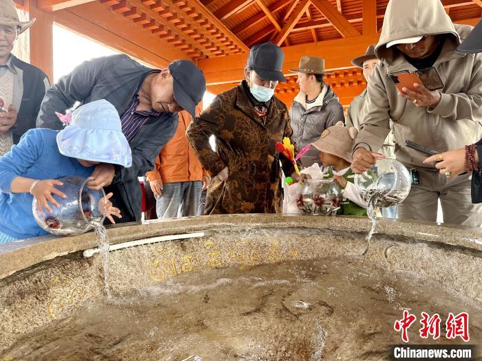 圖為當?shù)孛癖姺帕髑嗪：沲帯！±铍h 攝