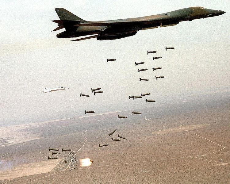 美國(guó)B-1B“槍騎兵”轟炸機(jī)正在投擲集束彈藥。（圖源：美國(guó)空軍網(wǎng)站）