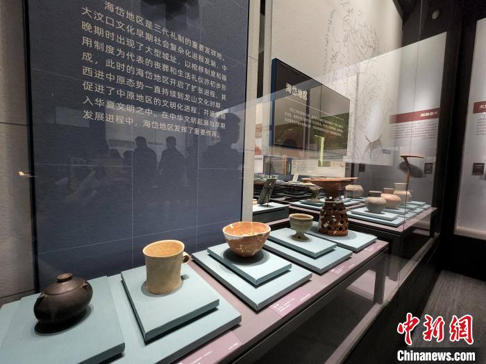 現(xiàn)場展出山東海岱地區(qū)出土文物?！≮w曉 攝