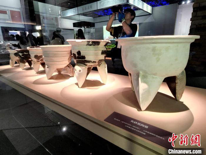 圖為龍山時代的夾砂黑陶鼎?！≮w曉 攝