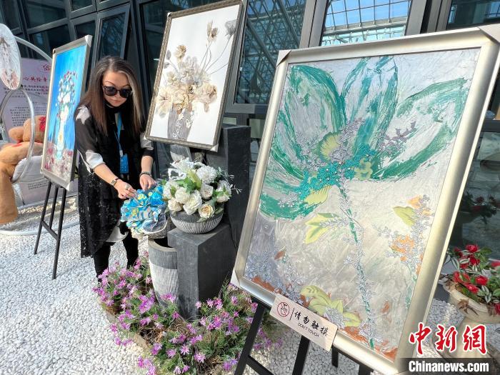 連玲玉向<a target='_blank' href='/' >中新網(wǎng)</a>記者介紹環(huán)保作品?！≈鞎苑f 攝